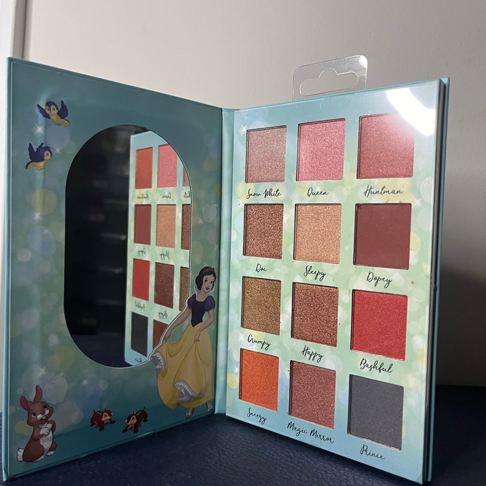 Taste Beauty Disney Snow White And The Seven Dwarfs 12-Pan Eye Shadow Palette